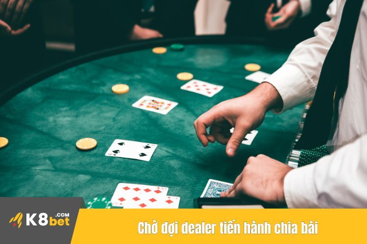 Chờ đợi dealer tiến hành chia bài